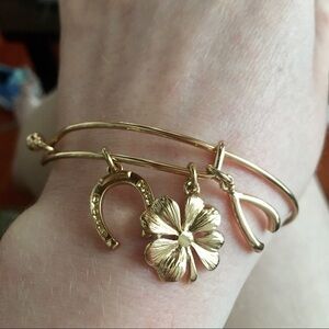 🎈🎈🎈Avon make a wish lucky charm bracelet gold. Wishbone clover horse shoe